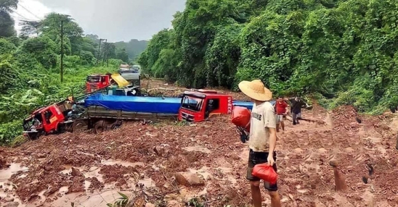 Quân đội Lào tìm tài xế Việt mất tích trong vụ lở đất