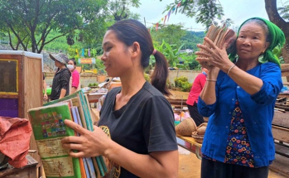 3 Nghe An Lu Rut Truong Lop Tan Hoang Sach Vo Do Dung Hoc Sinh Ngap Trong Bun