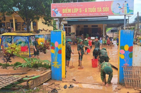 6 Nghe An Lu Rut Truong Lop Tan Hoang Sach Vo Do Dung Hoc Sinh Ngap Trong Bun