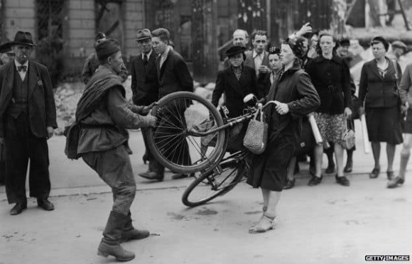 Hồng quân Liên Xô, nỗi kinh hoàng của phụ nữ Berlin năm 1945