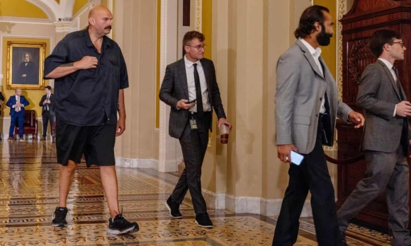 Thượng viện Mỹ không còn cho phép nghị sĩ mặc quần short đi làm