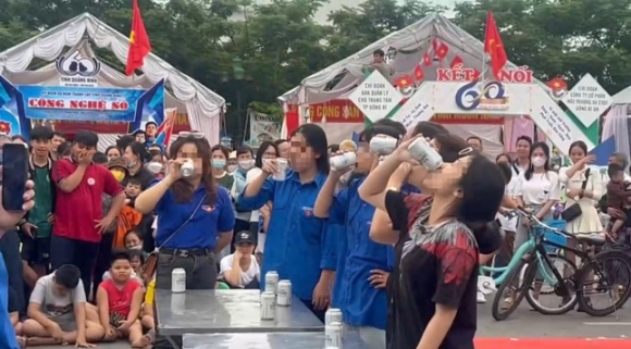 Quảng Ninh: Phản cảm cuộc thi 'Người phụ nữ uống bia nhanh nhất'