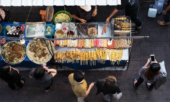 Du lịch Việt 'nhạt' vì đồ ăn đường phố toàn xiên que, xúc xích