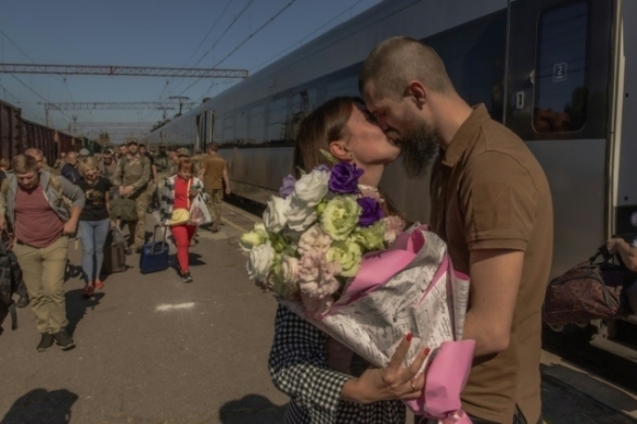Bên trong sân ga đẫm nước mắt gần chiến tuyến khốc liệt bậc nhất ở Ukraine