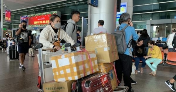 Một số người Việt ở trời Tây hám nhiều danh một lúc và sống ngày càng vô thực