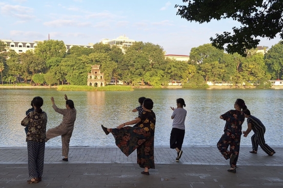 Khách Tây ví "Hà Nội như ngôi làng rộng, cuộc sống diễn ra ở vỉa hè"