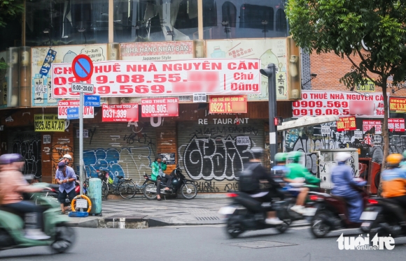 Nhức mắt với quảng cáo, rao vặt nhan nhản mặt tiền trung tâm TP.HCM