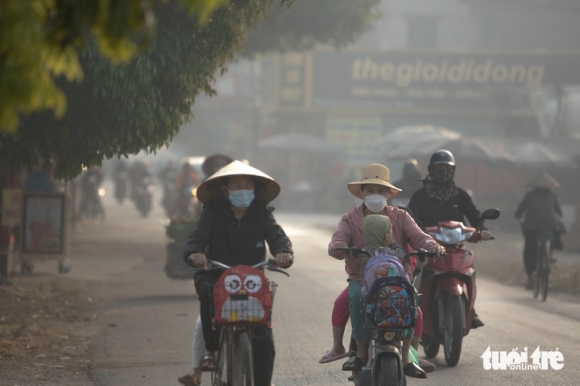 Chất lượng không khí ở ngưỡng nguy hại, người dân đeo khẩu trang khi ra đường