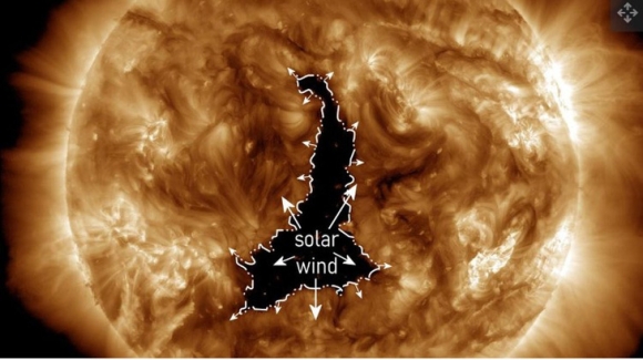 'Lỗ hổng' Mặt trời cực lớn đang phun gió nhanh bất thường về phía Trái đất