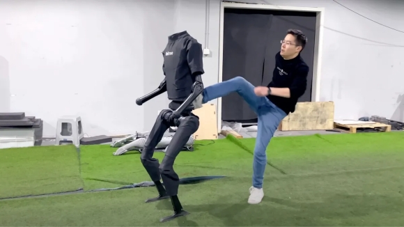 Trung Quốc "khoe" robot hình người đa năng và mạnh mẽ nhất thế giới