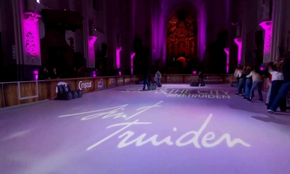 Bỉ biến nhà thờ cổ thành sân trượt băng Giáng sinh
