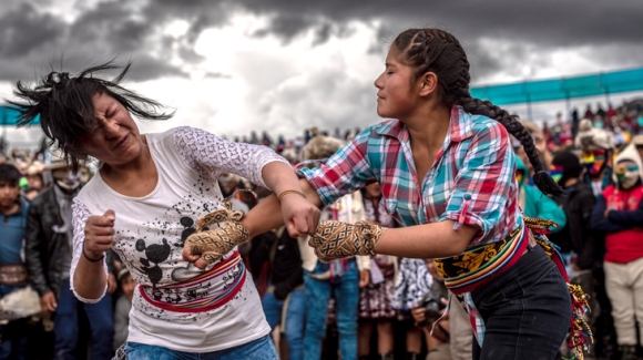 Mừng năm mới lạ ở Peru: Đánh nhau để cầu mong hòa bình