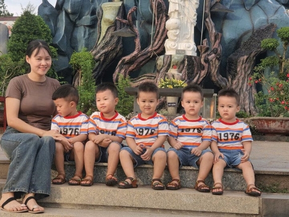 Vợ chồng sinh 5 con trai trong 13 tháng, hài hước kể chuyện phân xử