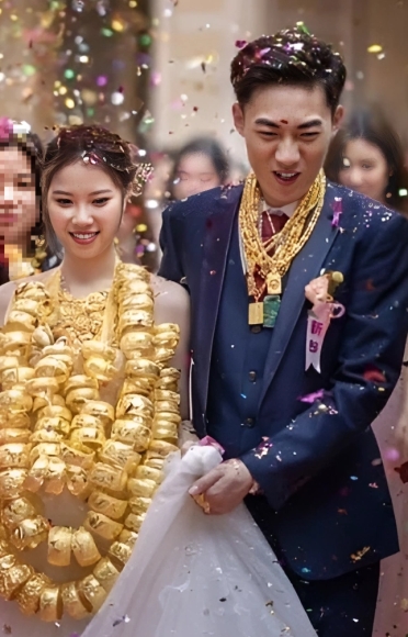 Cô dâu "gây sốt" khi đeo 100 chiếc vòng vàng nặng trĩu cổ trong đám cưới