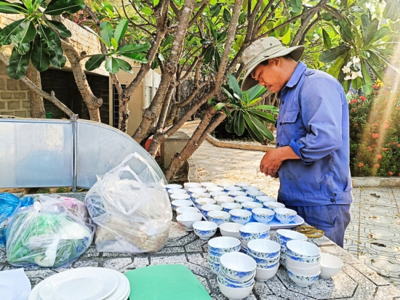 5 Nhieu Doan Khach Ve Dang Huong Tai Khu Tuong Niem Chien Si Gac Ma