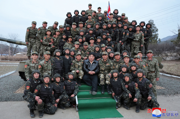 Ông Kim Jong-un thị sát sư đoàn xe tăng, kêu gọi sẵn sàng chiến đấu