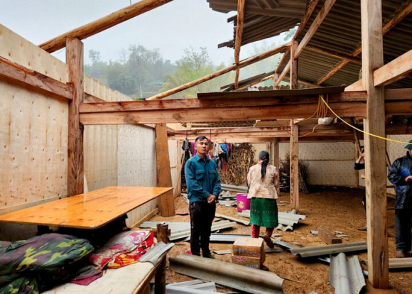 Hơn 2.200 ngôi nhà ở 9 tỉnh thành bị tốc mái do mưa đá, gió lốc
