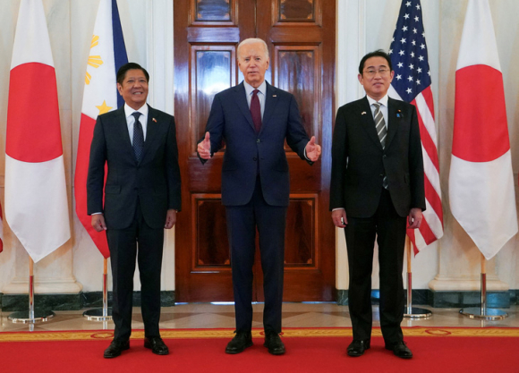 Philippines phản pháo Trung Quốc, nói có quyền tăng cường quan hệ với Mỹ, Nhật