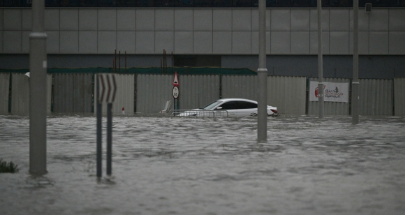 Trận mưa lớn nhất 75 năm khiến Dubai ngập lụt