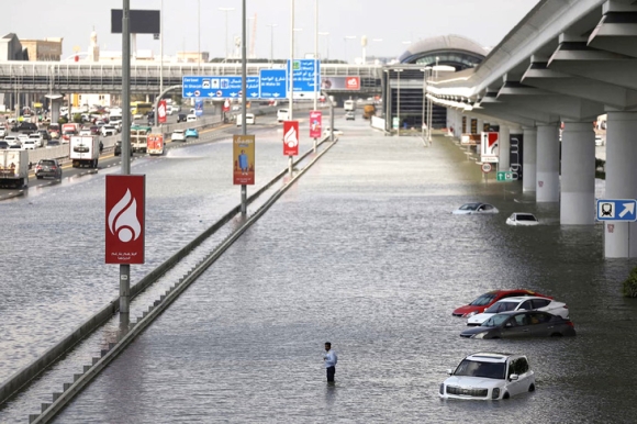 Mưa lớn chưa từng có ở vùng sa mạc UAE, vì sao?