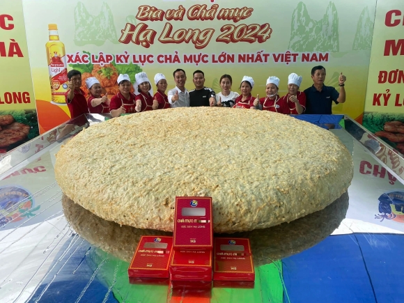 Sau bánh chưng 7 tấn, xuất hiện chả mực "khủng" ở Hạ Long nặng 200kg