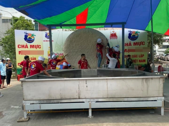 2 Sau Banh Chung 7 Tan Xuat Hien Cha Muc Khung O Ha Long Nang 200kg