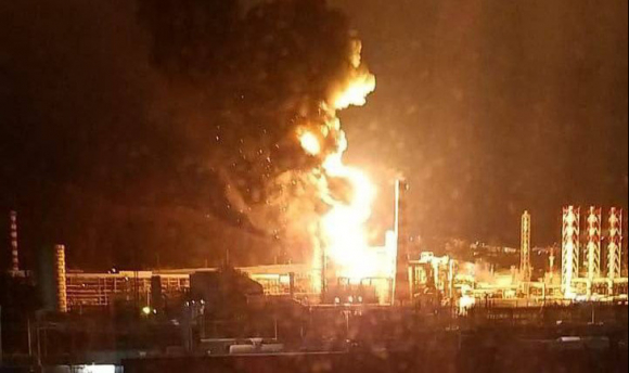 Kiev bắn cháy 2 kho dầu của Rosneft nằm sâu trong đất Nga