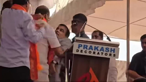 Bộ trưởng Ấn Độ ngất giữa cuộc mít tinh vì nắng nóng