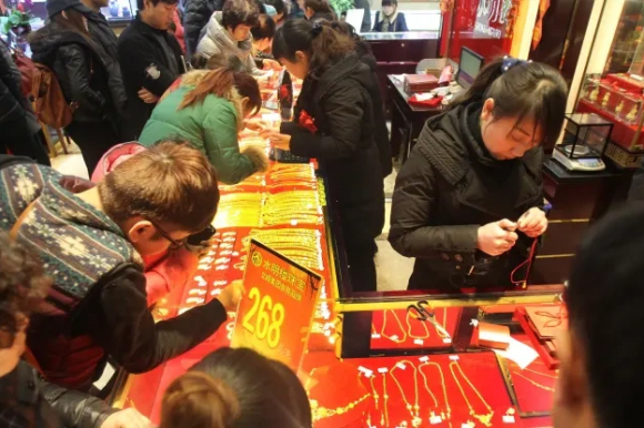 Hàng nghìn người Trung Quốc mua phải vàng giả giữa cơn sốt vàng