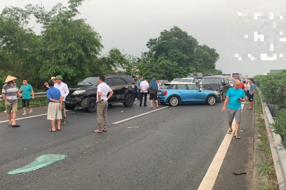 6 ô tô tông nhau liên hoàn trên cao tốc Nội Bài - Lào Cai