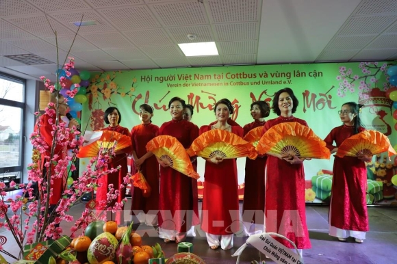 1 Tet Nguyen Dan O Duc   Am Long Moi Nguoi Con Viet Nam Noi Xa Xu