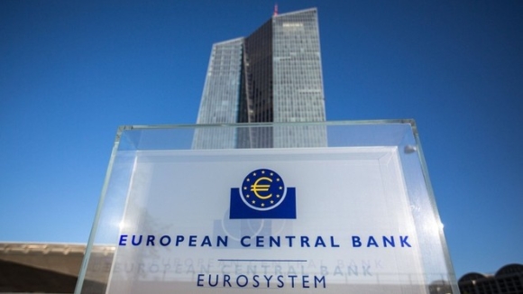 1 Ecb  Tiep Tuc Ha Lai Suat Trong Boi Canh Thue Quan Hon Loan Cua Trump