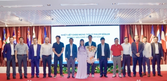 2 Tien Si Philipp Rosler Nguyen Pho Thu Tuong Duc Gia Nhap Vietjet