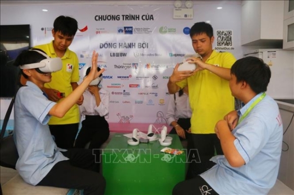 3 Hoc Sinh Sinh Vien Dong Nai Tim Hieu Co Hoi Hoc Tap Va Lam Viec Tai Duc
