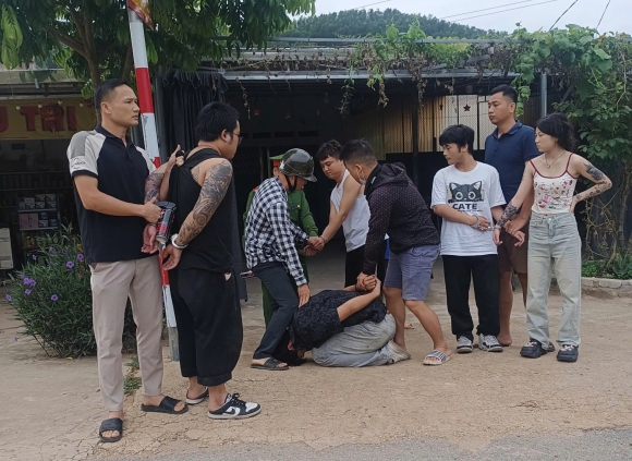 4 người Trung Quốc xịt hơi cay, cướp ô tô trên cao tốc ở Thanh Hóa