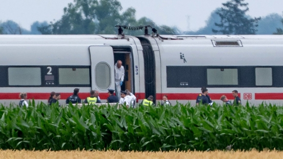 1 Khung Bo Tren Tau Cao Toc Ice Hanh Khach Dung Cam Khong Che Ke Tan Cong O Duc