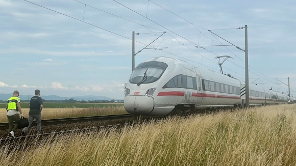 2 Khung Bo Tren Tau Cao Toc Ice Hanh Khach Dung Cam Khong Che Ke Tan Cong O Duc