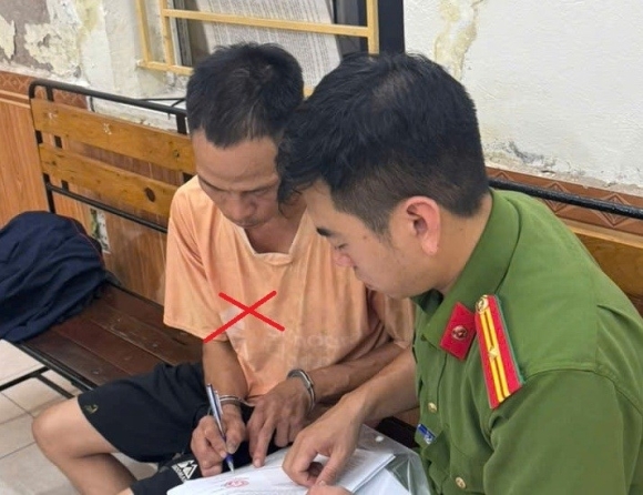 1 Tam Giu Nguoi Bo Xich Chan Keo Le Con Trai Tren Duong Pho O Hai Phong