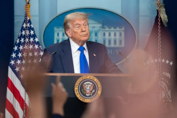 1 Ong Trump Lan Dau Su Dung Quyen Tong Thong De Gui Vu Khi Cho Ukraine