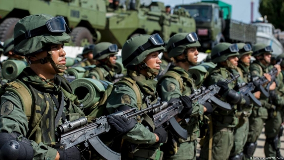 Venezuela huy động dân quân đối phó tàu khu trục Mỹ, leo thang căng thẳng khu vực