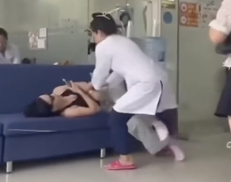 2 Dinh Chi Co So Nha Khoa Co Bac Si Cam Gay Danh Khach O Tphcm