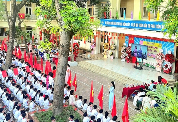Hà Nội: Phụ huynh bức xúc vì phải mua tivi 40 triệu đồng tặng trường
