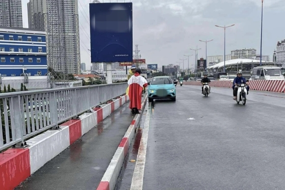 1 Nguoi Dan Ong Bo Lai Taxi Roi Nhay Cau Sai Gon
