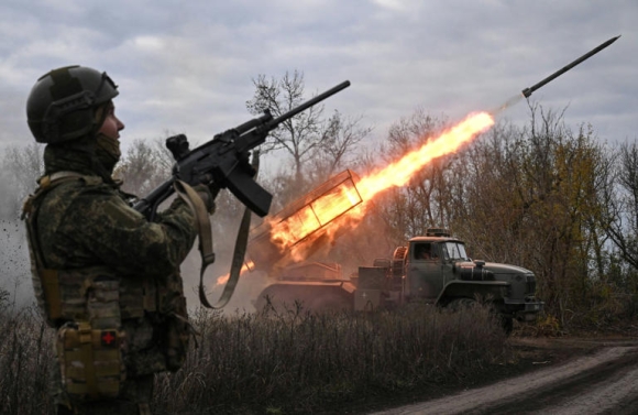 2 Be Gai 11 Tuoi Doi Chat Putin Ve Su Tan Bao Cua Quan Doi Nga Tren Song Truyen Hinh Truc Tiep