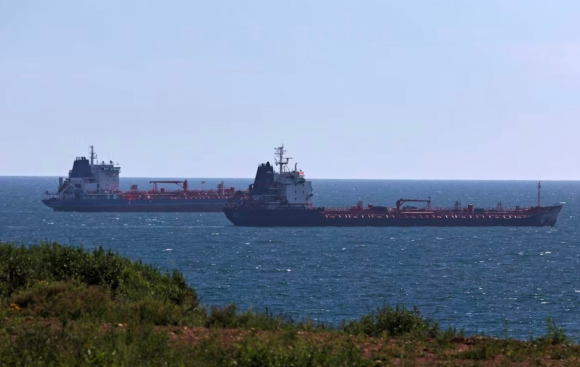 1 Gan 400 Trieu Thung Troi Dat Tren Bien Khong Co Nguoi Mua Nga Ha Gia Dau O Muc Sau Ky Luc