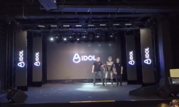 1 Robot Hinh Nguoi Dau Tien Cua Nga Nga Sap Khi Ra Mat