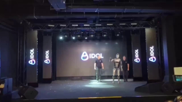 2 Robot Hinh Nguoi Dau Tien Cua Nga Nga Sap Khi Ra Mat