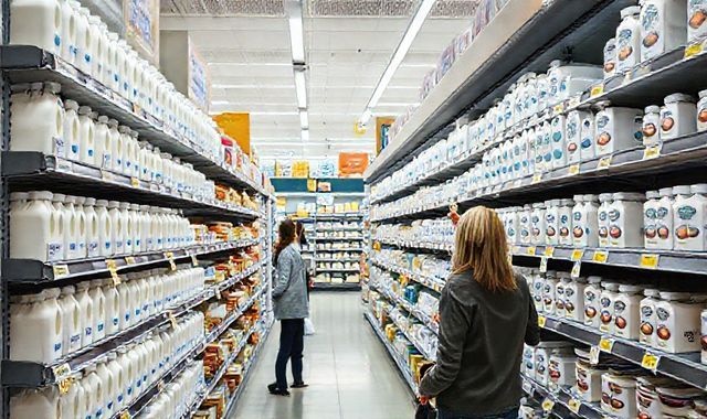 Hàng loạt siêu thị Đức giảm giá mạnh các sản phẩm từ sữa