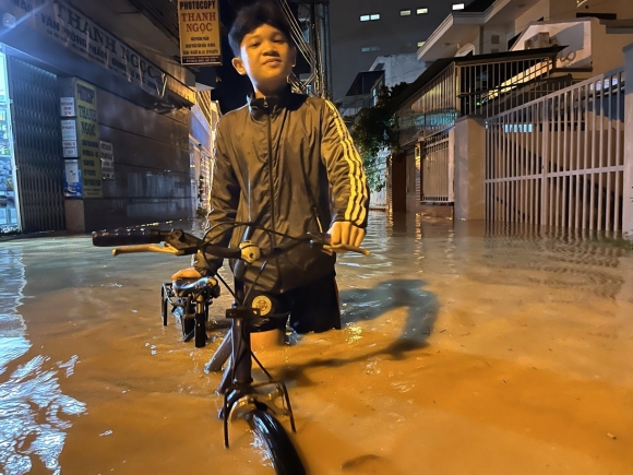 2 Dong Loat Xa Lu Kem Mua Lon Phia Tay Nha Trang Ngap Menh Mong Nguoi Dan Nhan Tin Nho Cuu Gium