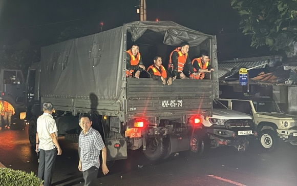 4 Dong Loat Xa Lu Kem Mua Lon Phia Tay Nha Trang Ngap Menh Mong Nguoi Dan Nhan Tin Nho Cuu Gium